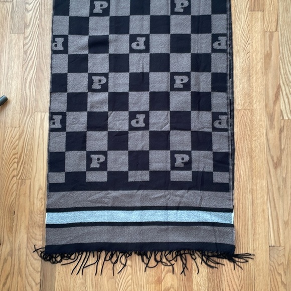 PINK Victoria’s Secret Blanket Scarf - Picture 2 of 4